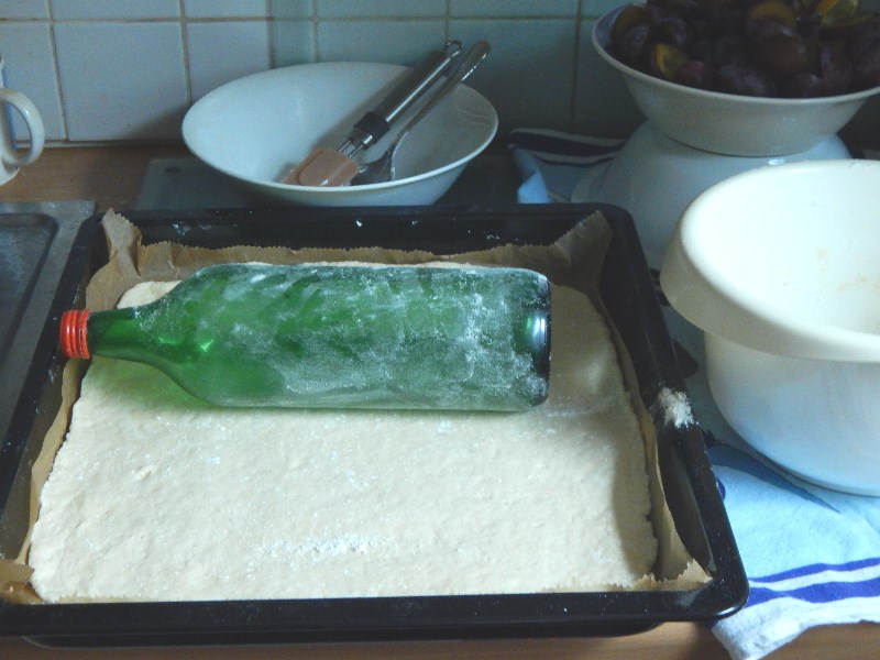 Zwetschenkuchen Teig ausrollen