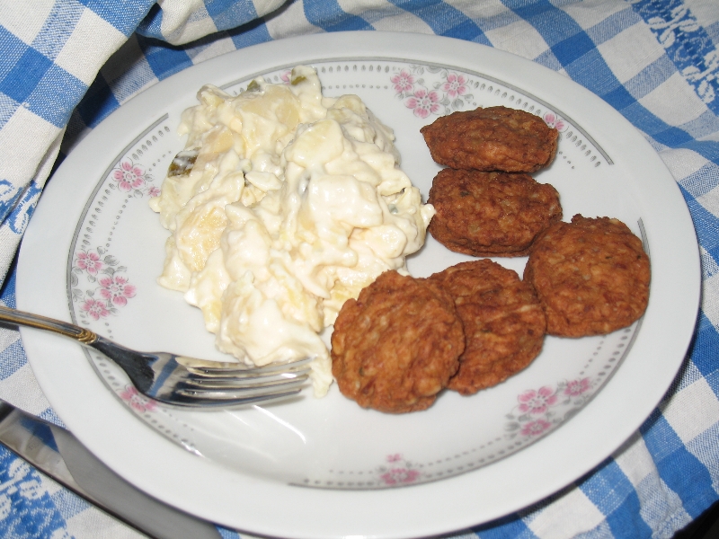 Kartoffelsalat mit kleinen Buletten