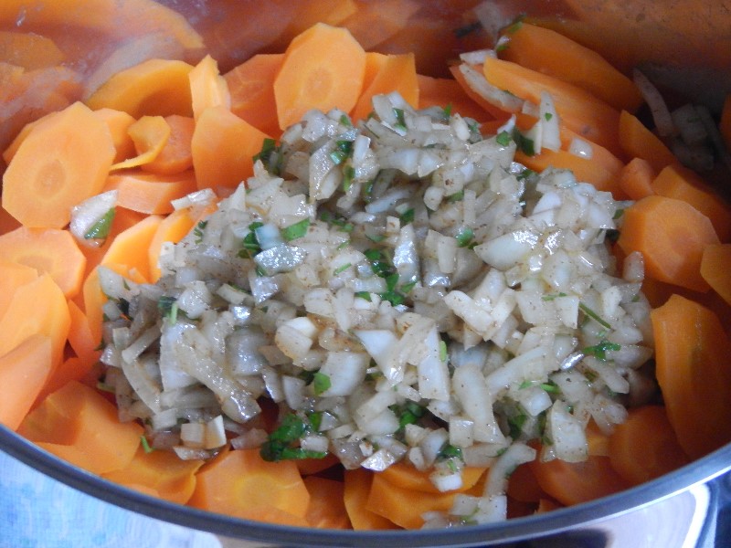 Dressing auf portugisische Möhren vor dem Verrühren