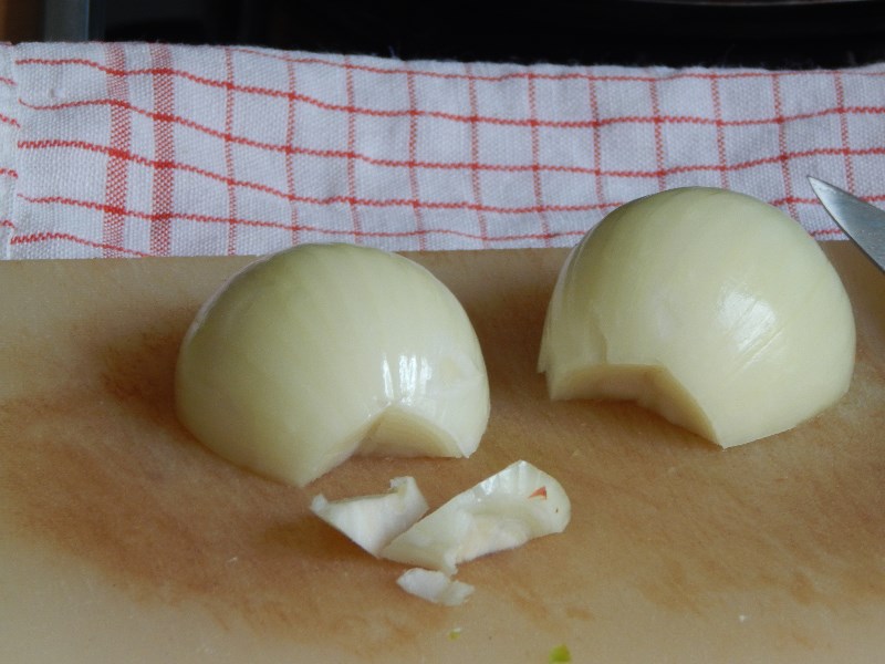 Gemüse - Rahmporree - Zwiebel klein schneiden