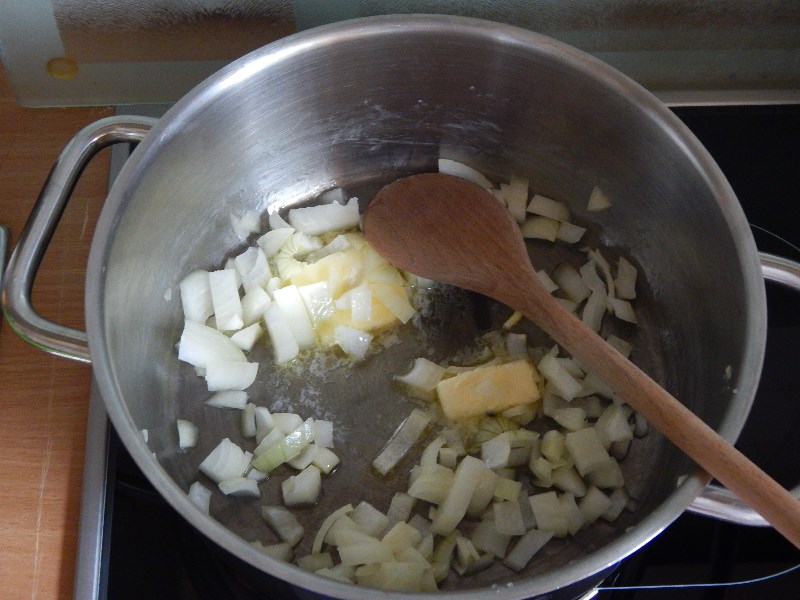 Gemüse - Rahmporree - Butter und Zwiebeln im Topf