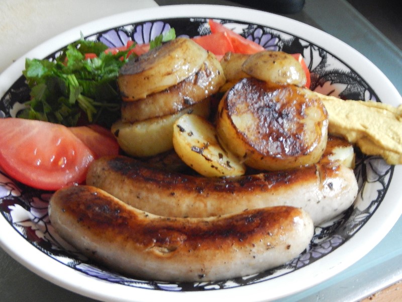 Bratwurst mit Bratkartoffeln