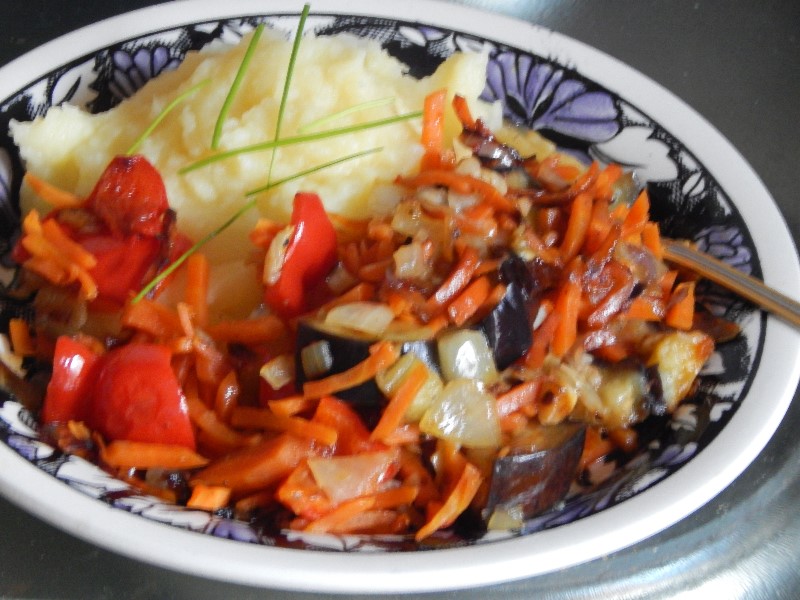 Auberginen, Gemüse und Kartoffelpuree
