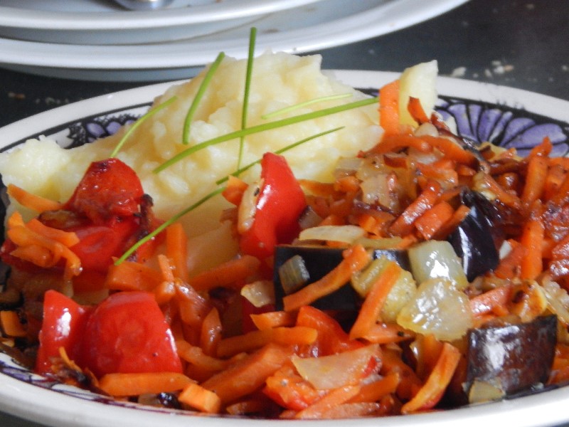 Auberginen, Gemüse und Kartoffelpuree
